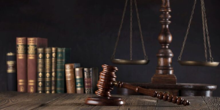 How a Criminal Defence Lawyer Helps Clients Navigate the Legal Process